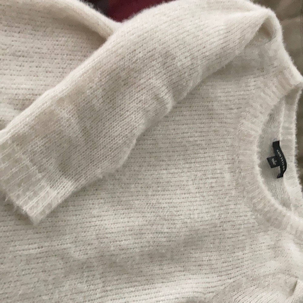 Soft cream short sweater with 3/4 length sleeves